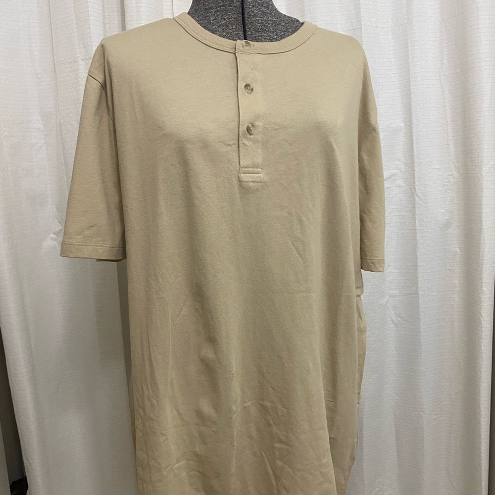 Gap Men’s Short Sleeve Wicker Tan Color Henley everyday Soft T-shirt Size XL NWT